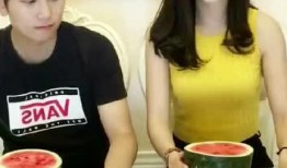 网红跟她老公吃瓜,甜蜜瞬间引网友热议