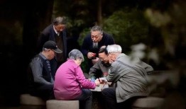 娱乐吃瓜酱老人淋雨,娱乐吃瓜酱老人淋雨引发网友热议